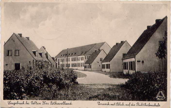 Blick zur Richthofenschule vom "Vorwerk" (heute Geschwister-Scholl-Straße) in den Weidensteg aus