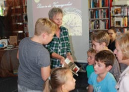 Spannende Ortsgeschichte: Ulrike Unger vom Geschichtsverein erzählt Kindern über die Leegebrucher Geschichte (Foto: privat)