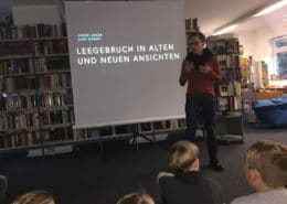 Bibliothekarin Babett Wiechmann erklärt den Kindern, was sie im anschließenden Bildvortrag erwartet. (Foto: Giso Siebert)