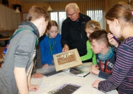 Die HistoryKids in der Feuerwehr: Waldemar Zillig erzählt über das Feuerwehrwesen damals (Foto: Babett Wiechmann)