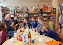 Gerhard Kurz erzählt den Kids von seiner Kindheit in der ehemaligen Quitzowstraße (Foto: Ulrike Unger)