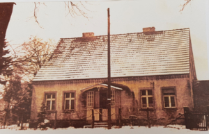 Haus Dorfaue 3 (Zunk). Bis auf die Änderungen am Dach beruht das Wohnhaus augenscheinlich auf der Bauzeichnung, Aufnahme nach 1928, da bereits elektrifiziert (Foto: Archiv Waldemar Zillig)